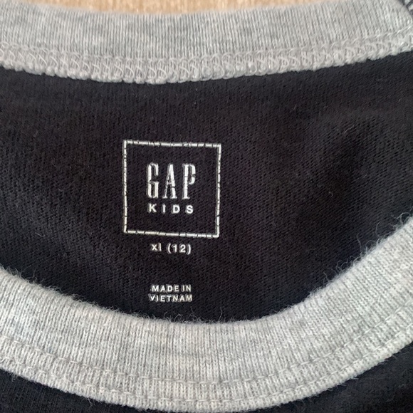 Gap kids’ shark long sleeved T-shirt - Picture 2 of 3